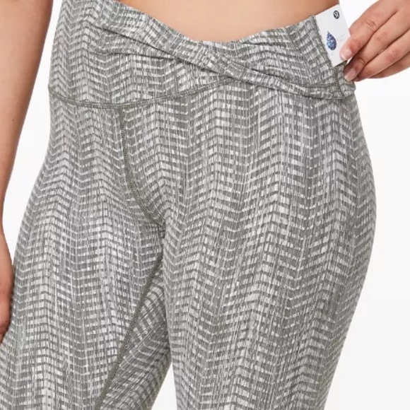 Lululemon Wunder Under Legging - Picture 5 of 6